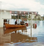 Robåt ved bensinpumpene