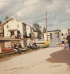 Flom med båtparkering