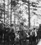 Tyske soldater besøker Roven skole